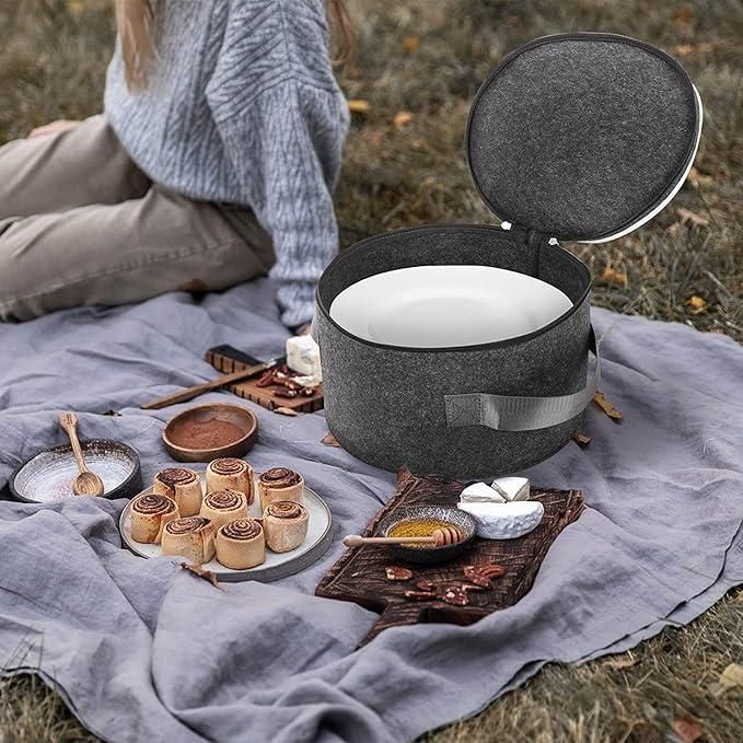 Dish storage with protection in a felt case, perfect for outdoor picnics and safe transport of dishes